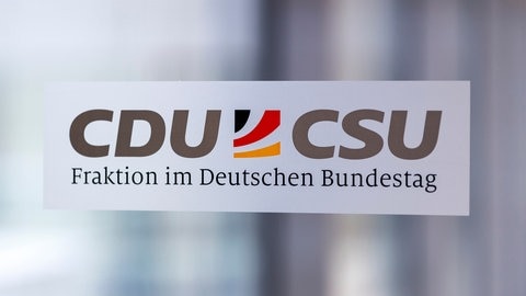 Hinweisschild auf die CDUCSU-Fraktion im Deutschen Bundestag.