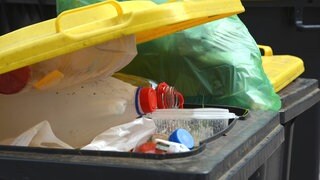 Plastikmüll in der gelben Tonne