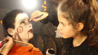 Joscha verkleidet sich an Halloween als Gespensterpuppe